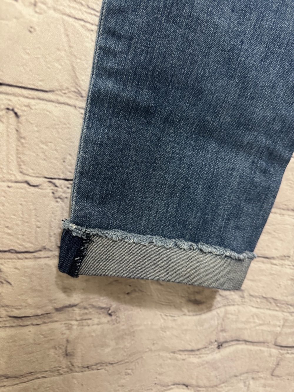 KUT from the Kloth Classic Mid Wash Women’s Jeans cropped slight distress - Picture 11 of 11